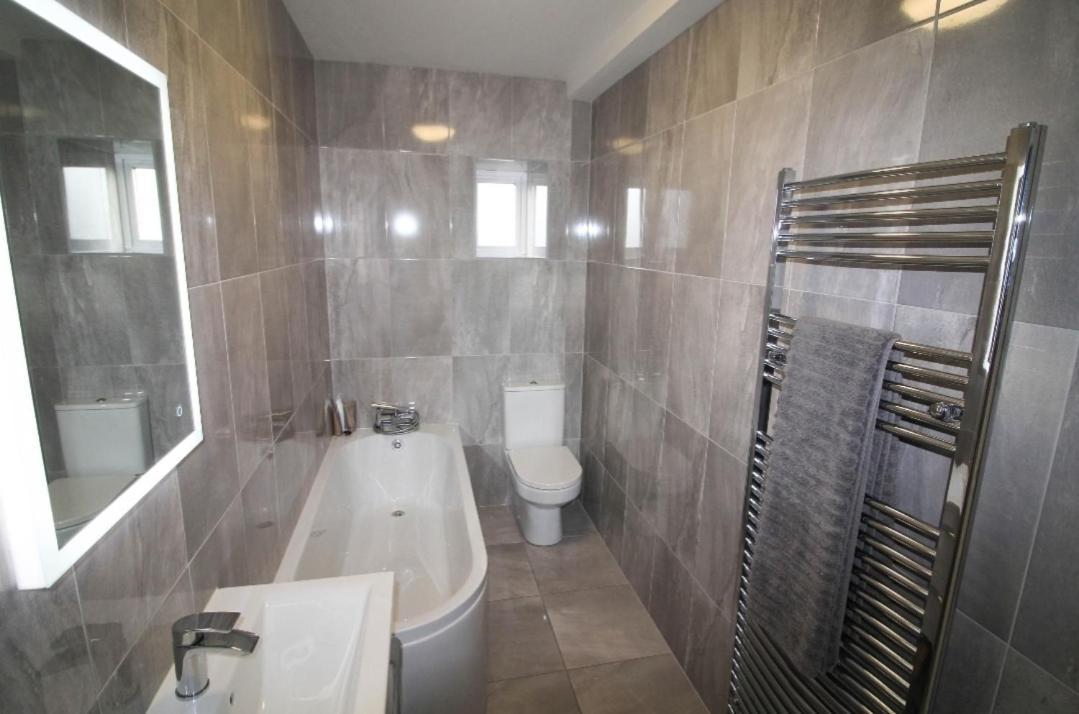 Stylish Spacious 4 Bedroom House Apartamento *