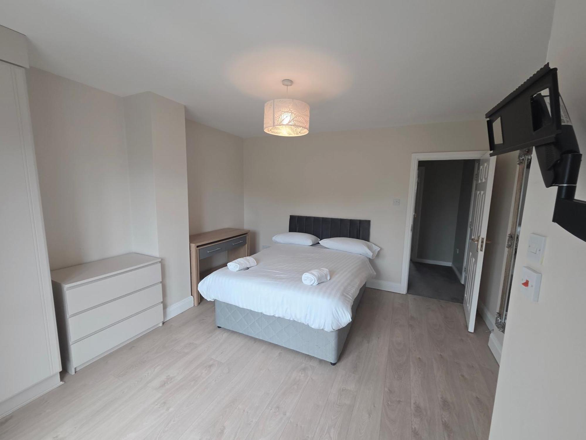 Stylish Spacious 4 Bedroom House Apartamento